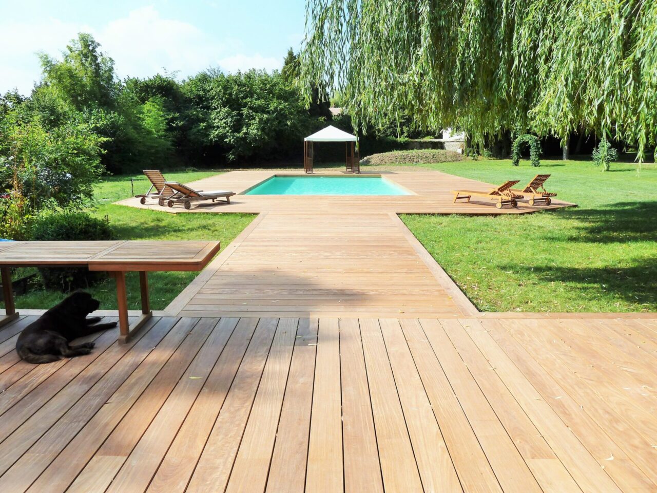 Terrasse en bois, plage de pisicine