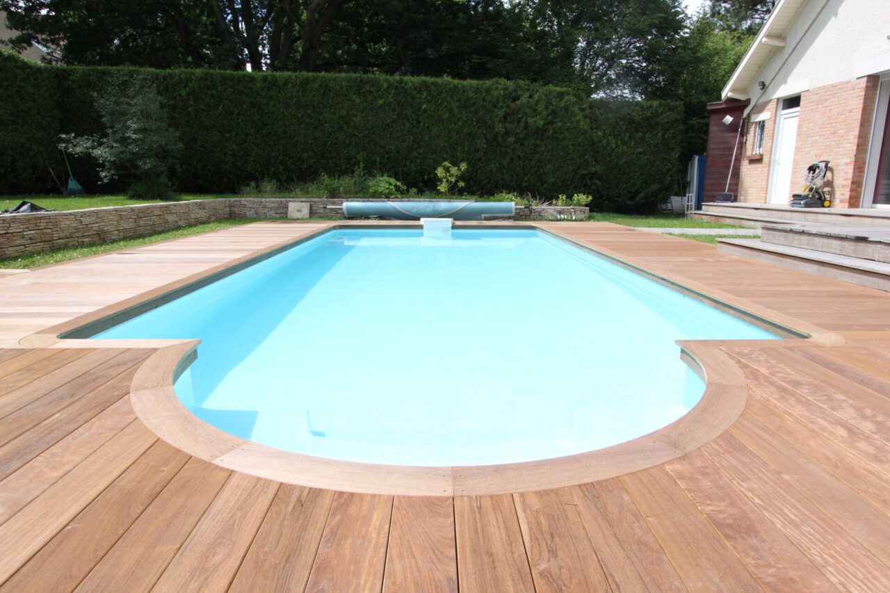 Terrasse en bois, plage de pisicine