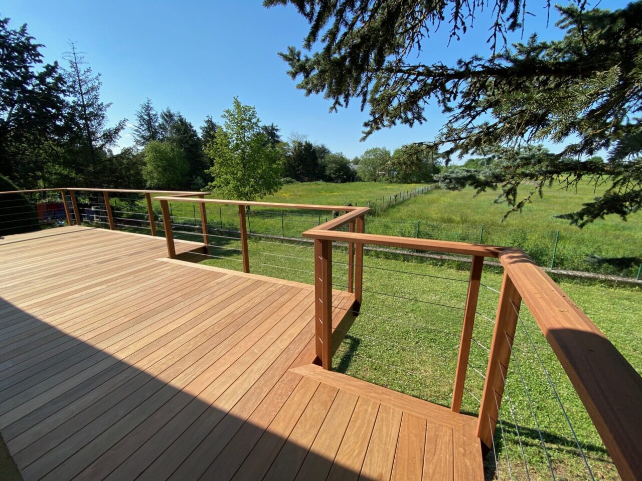 Terrasse en bois sur pilotis, Indre-et-Loire