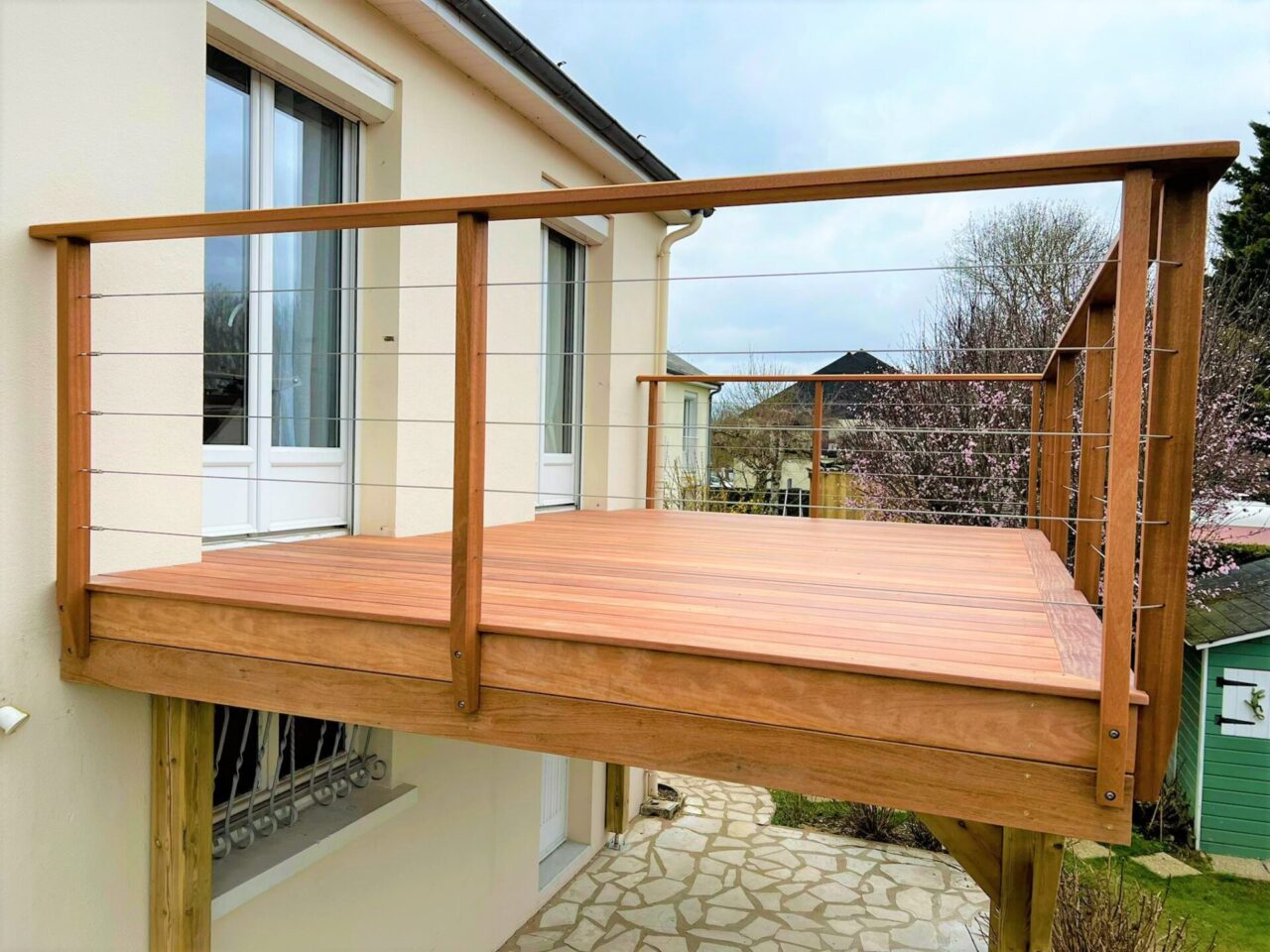 Terrasse en bois sur pilotis, La Ville aux dames